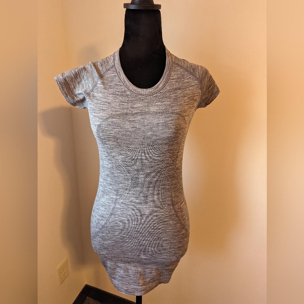Lululemon tshirt
